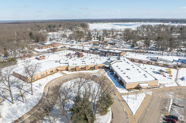 Oakridge Lower Elementary School is located in Muskegon, Michigan.
