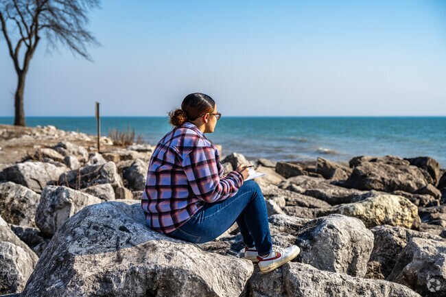 Murray Hill is a short walk away from Lake Michigan, where you can relax and listen to the waves