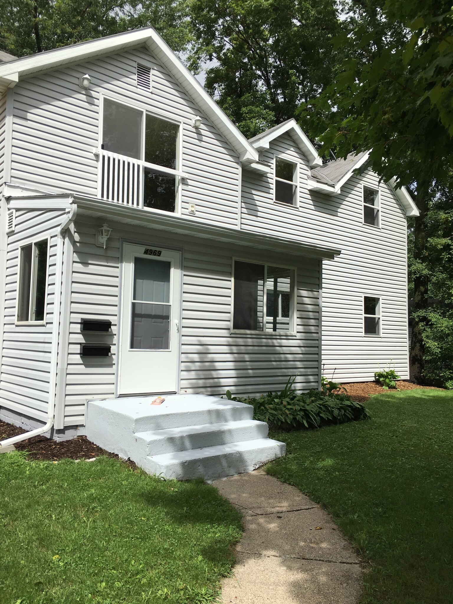 Great lower unit duplex, close to wonderful Downtown White Bear Lake