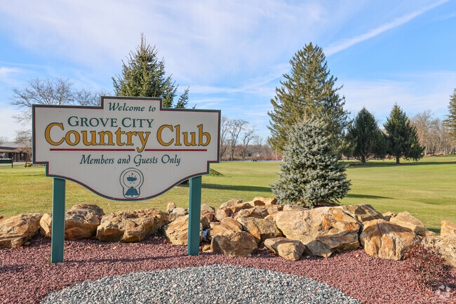 Play golf at Grove City Country Club, open year-round to members and guests.