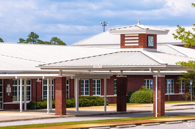 Emerald Coast Middle School has a student teacher ratio of 19:1.