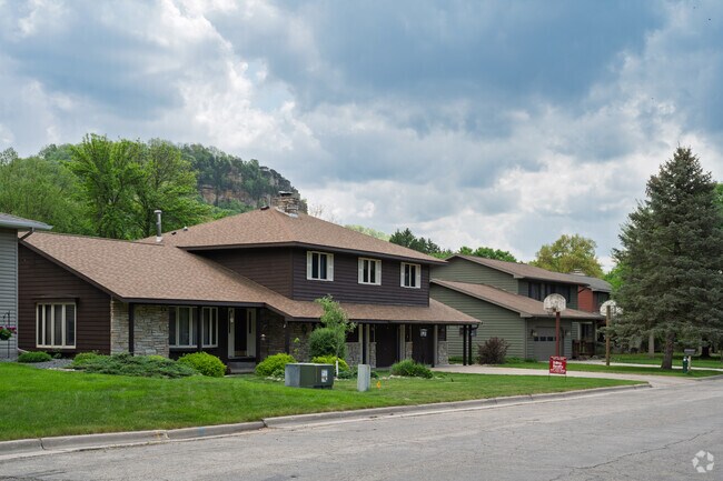 There are numerous split-level homes in Bluffside.