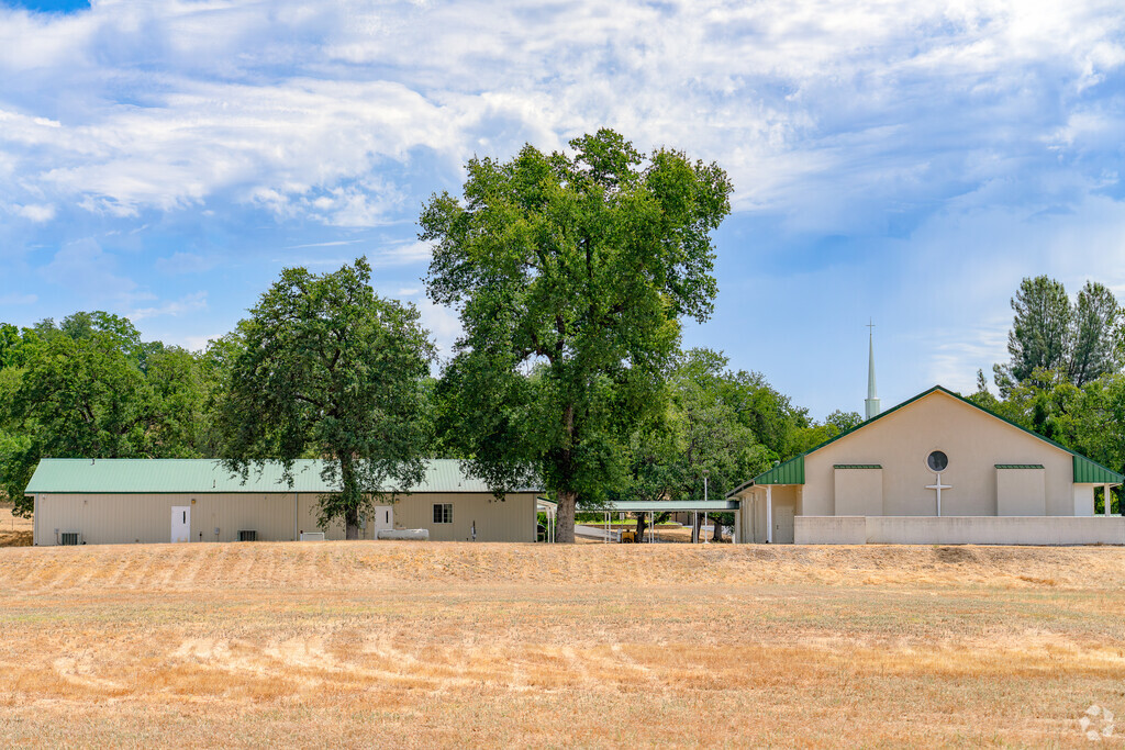 A large field its peacefully out front of Crossroads Christian School.