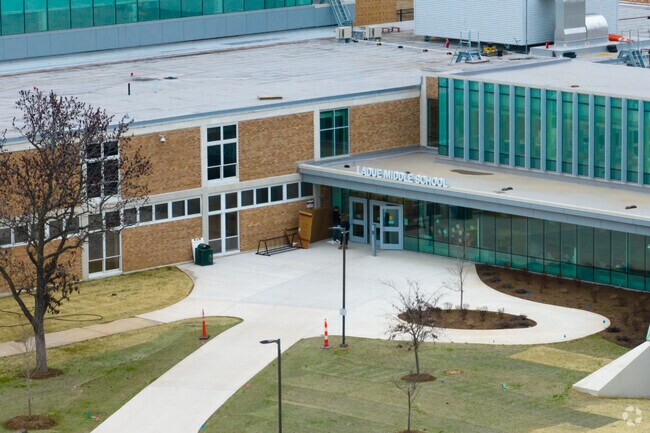 The teacher to student ratio at Ladue Middle School is 13 to 1.