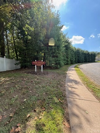 76 Oak Ridge Dr Unit 76, Windsor Locks, CT 06096