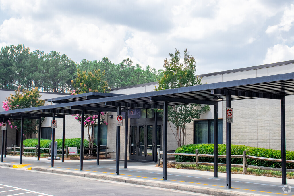 Main entrance to Simonton Elementary School in Lawrenceville GA