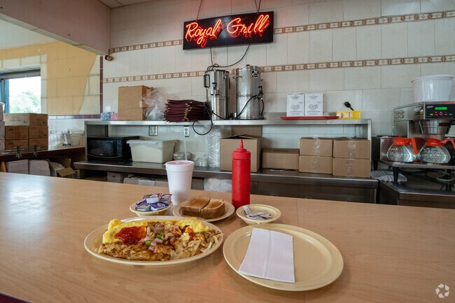 Oakman Boulevard Community residents can enjoy early morning breakfast at Royal Grill.