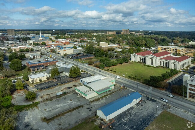 There are many businesses along South Irby Street in Timrod Park.
