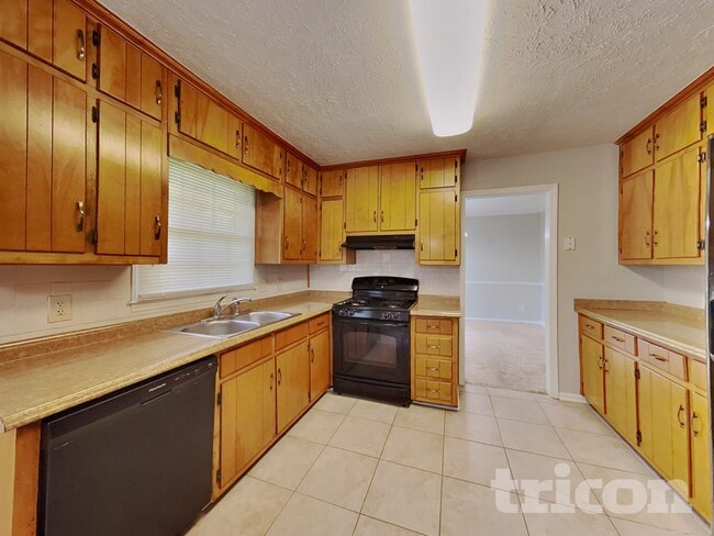 5181 Vivid Dr SW, Stone Mountain, GA 30087 - photo 7