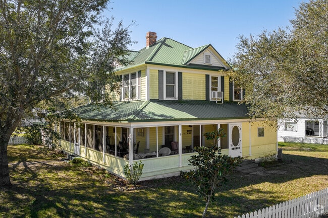 Large single-family homes are available in Dundee.