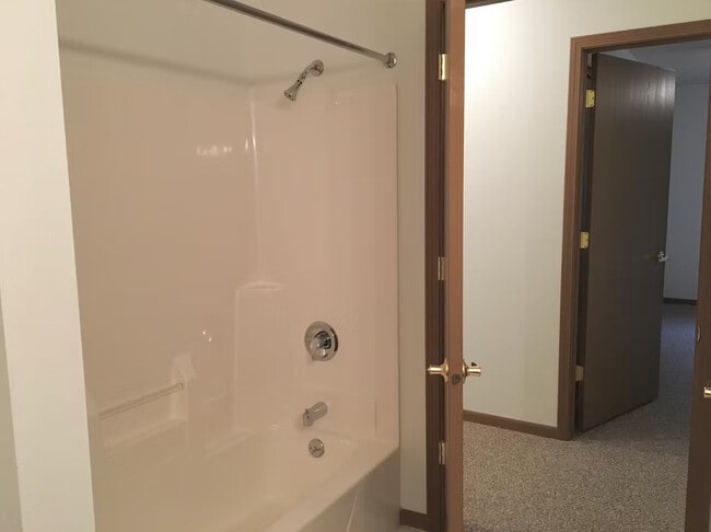 1021 Grandview Ave, Tomah, WI 54660 - photo 3