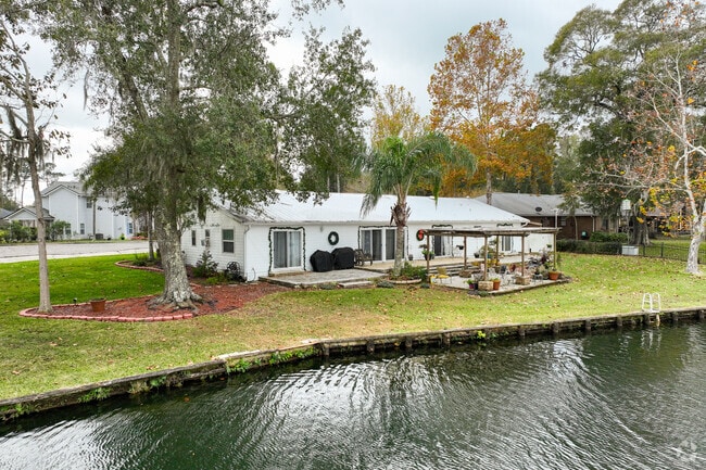Ranch-style homes are a popular choice in the Asbury Lake neighborhood.