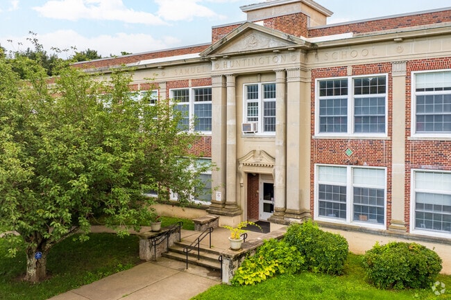 The student population of Samuel Huntington School is 289.