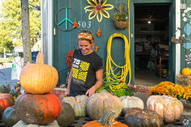 Casey’s Garden Shop is a family owned florist & garden center near the Pleasant Hills community.