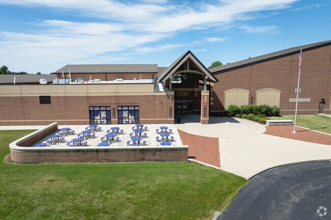 Ada Elementary offers picnic lunch tables for those who love eating in the sunshine.