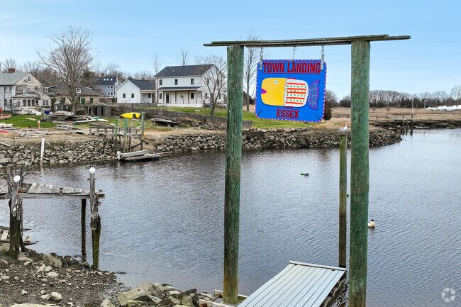 Pull your boat right up tot he town pier to grab soem fresh seafood lunch in Essex.
