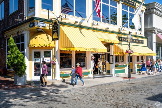 Explore popular restaurants and local shops on bustling Thames St in Newport.