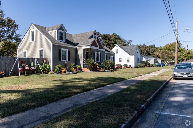 Most of the developments in Norview Heights have well-maintained sidewalks.