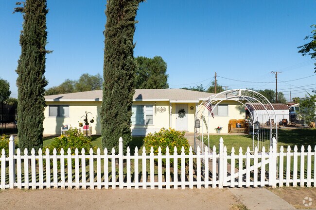 Calipatria’s residential streets showcase ranch homes with tidy yards and desert-friendly plants.
