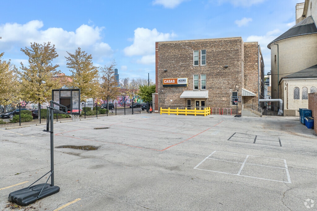 Acero - Bartolomé de Las Casas Elementary School students can play basketball during recess.