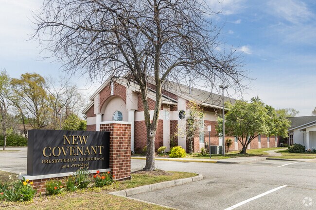 New Covenant Presbyterian Church offers services near the Lake Christopher neighborhood. ​