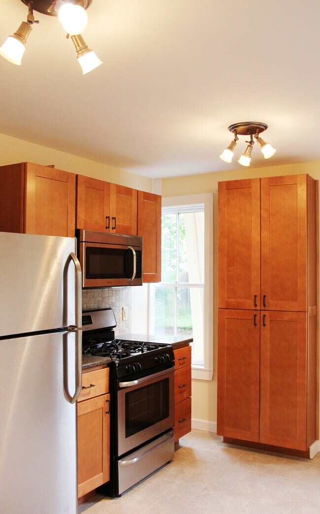 39 Peru St unit 1, Burlington, VT 05401 - photo 3