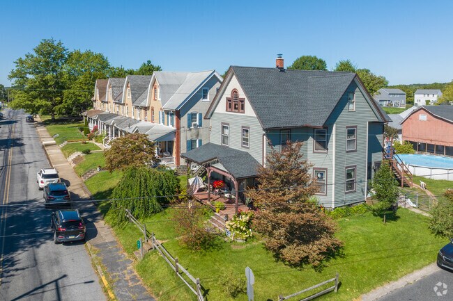 Richland homes often feature gable and gambrel roof designs.