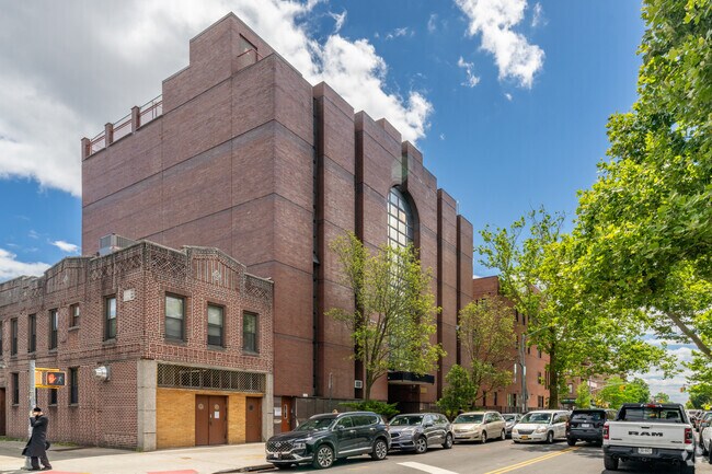 Educational opportunities abound at Gerer Mesivta Bais Yisroel.