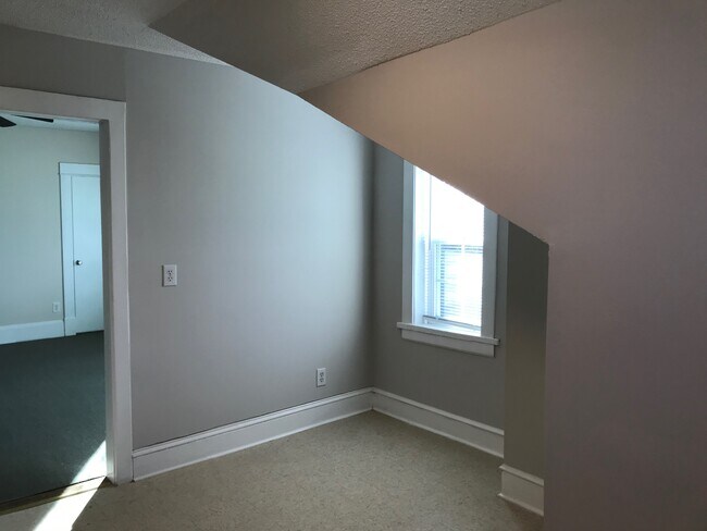 1219 Grace Ave unit D, Burlington, NC 27217 - photo 4