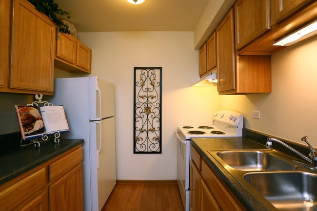Willow Brooke Apts., Woodstock, IL 60098 - photo 4