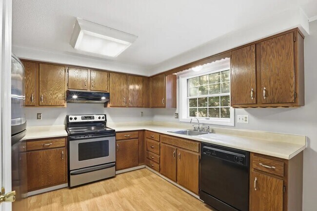 77 E Ridge Rd, MerriMacK, NH 03054 - photo 7