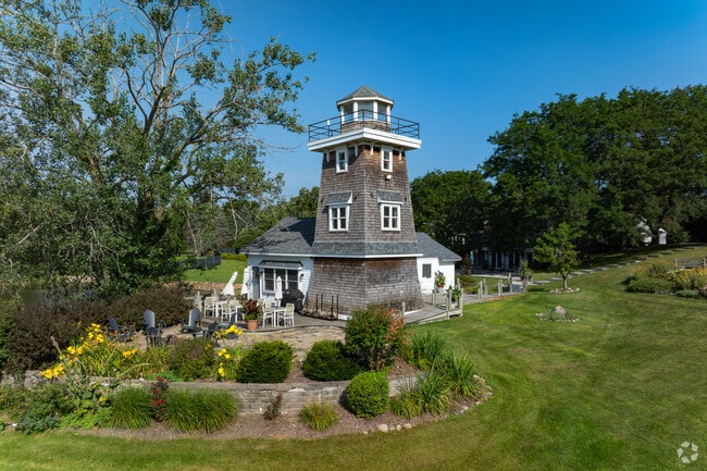 Golden Eye Club hosts local golfers for drinks and conversation in Bloomfield.
