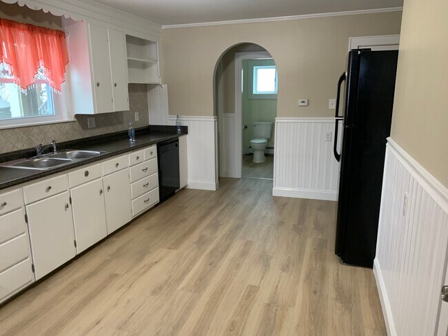 8 Walnut St unit First Floor, Rochester, NH 03867 - photo 5