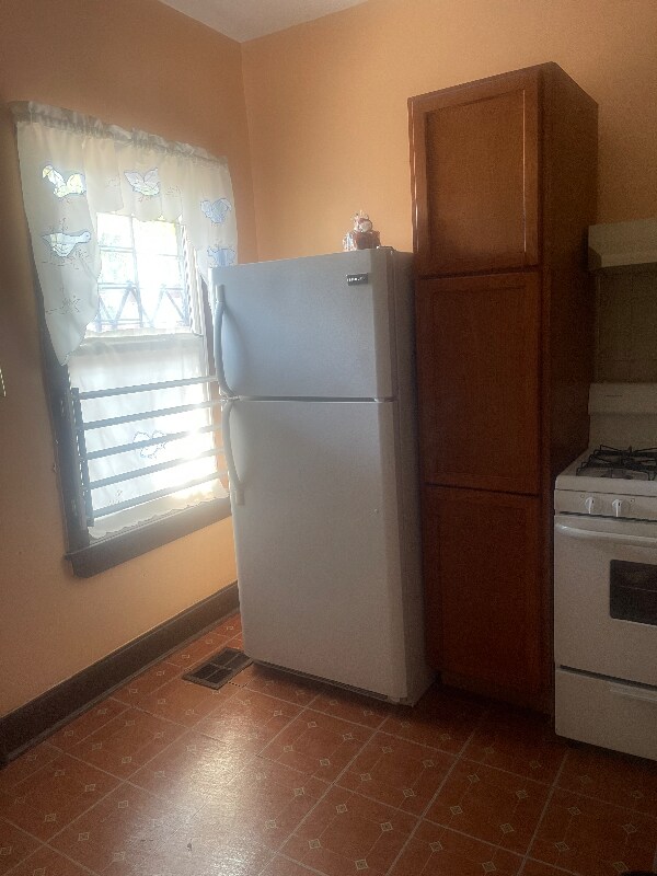 611 E 75th St Unit 2nd floor, Chicago, IL 60619