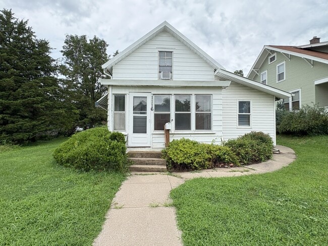 1116 E Davenport St, Iowa City, IA 52245 - photo 2