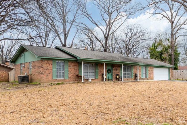 Outside of downtown Palestine, many of the homes are Ranch style homes.