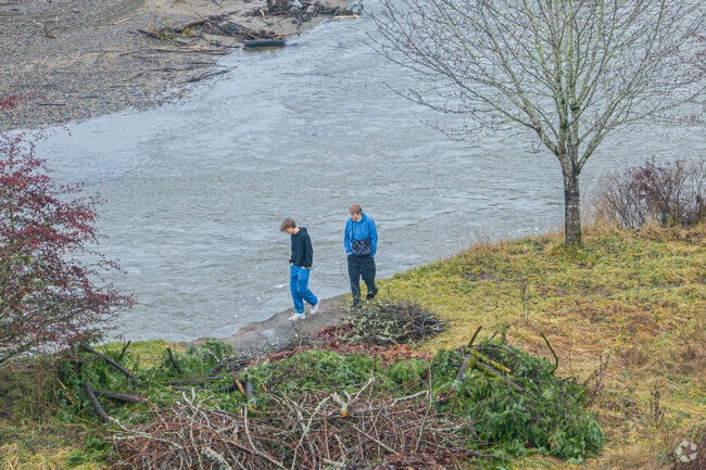 Pioneer Park has access to the Deschutes river.