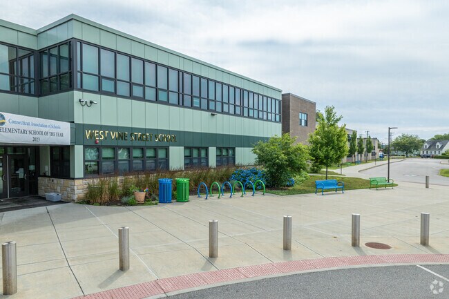 West Vine Street School has a student-teacher ratio of 9:1.