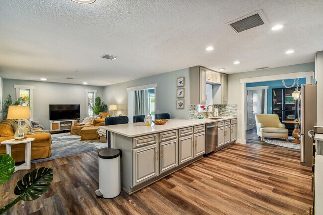 512 Wayfarer Dr unit ID1244468P, Tarpon Springs, FL 34689 - photo 2