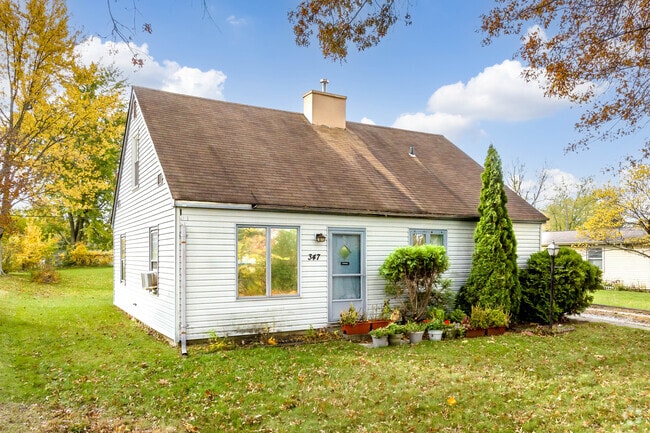There are some cape cod styled homes in Lincolnshire.