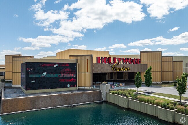 When you're feeling lucky, head on over to Hollywood Casino just outside Georgian Heights.