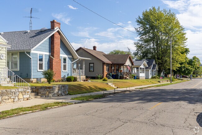 A row of single family homes line the streets in the Thomas Park - Avondale neighborhood.