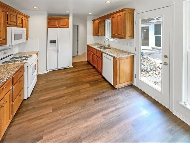 11708 Hollyrock Dr, Yukon, OK 73099 - photo 7