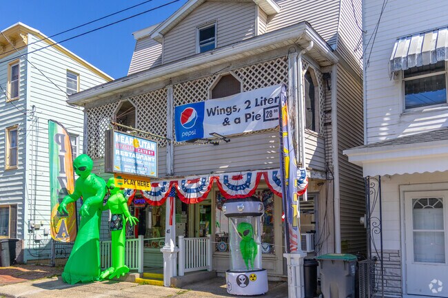 The Neapolitan Italian Eatery is a favorite among all walks of life in Blythe.