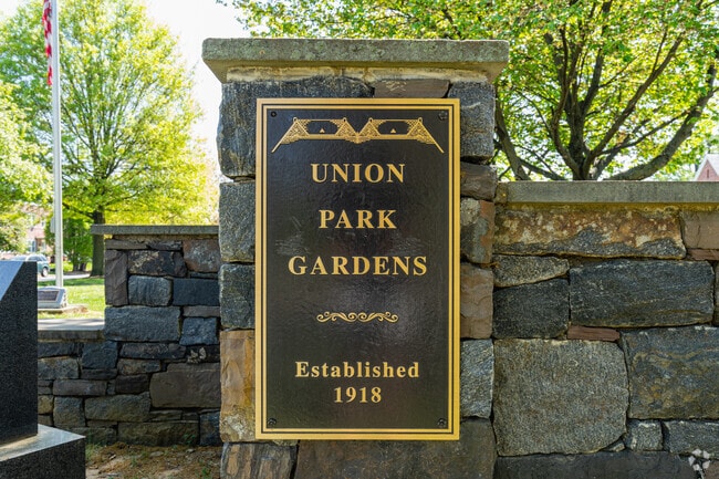 Union Park Gardens was established in 1918 by architects John Nolen & Emile G. Perrot.