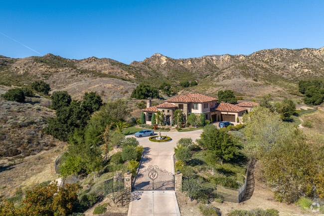 There are many large luxury estates around the edges of Central Simi Valley.