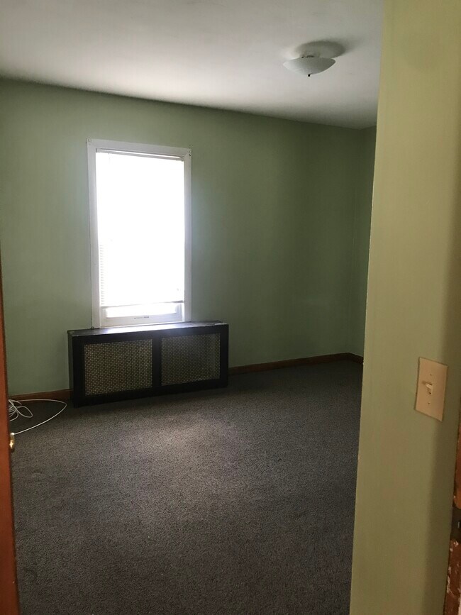 62 Heath St unit 2nd floor Heath St., Hartford, CT 06106 - photo 3