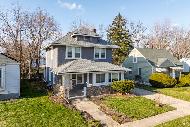There are some American Foursquares mingled in the homes of Heritage Park.
