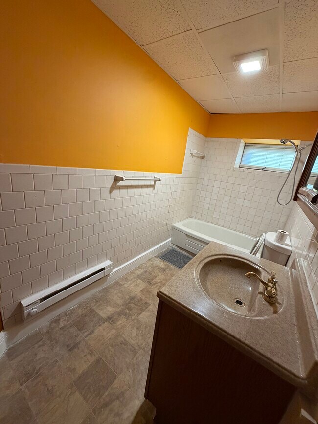 498 Washington Ave unit 498 Washington ave, Waterbury, CT 06708 - photo 5