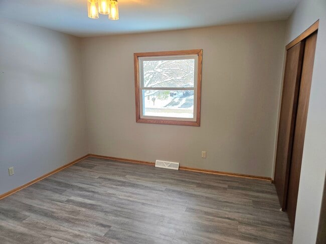 226 Oneida St, Delafield, WI 53018 - photo 2